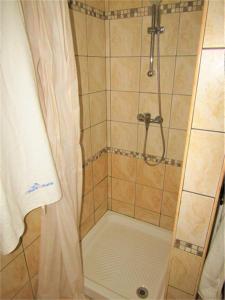 トッレ・サン・ジョヴァンニ・ウジェントにあるVilletta Asiaのバスルーム(シャワー、シャワーカーテン付)が備わります。