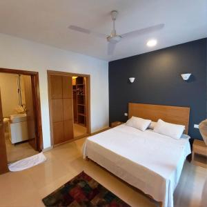 Un dormitorio con una cama blanca y una pared azul. en Ali Luxury Villa, en Luxor 80 fotos más