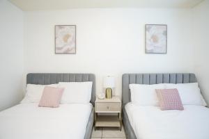 Tempat tidur dalam kamar di Modern 2 Bedroom in the Heart of Wynwood Art District