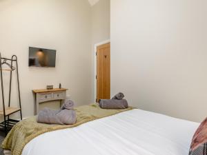 1 dormitorio con 1 cama con 2 toallas en The Roost - Uk42856, en Rise