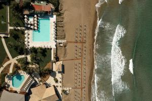 una vista sul mare e sulla spiaggia di Domes of Corfu, Autograph Collection a Glifada (Glyfada)