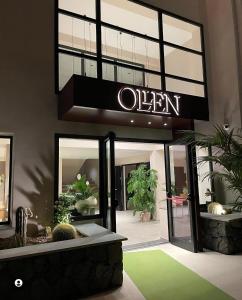 een toegang tot een winkel met een open bord erop bij Ollen apartments in Catania