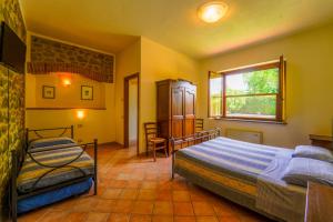 1 dormitorio con 2 camas y ventana en Agriturismo La Marta, en Fonteblanda