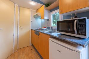 Kjøkken eller kjøkkenkrok på La Doucette, mobil-home climatisé au cœur du vignoble et à 50m de la mer