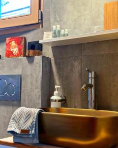 La salle de bains est pourvue d'un lavabo en cuivre et d'une serviette. dans l'établissement Kuća Aurora, à Rovinj