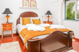 Un dormitorio con una cama con toallas. en Apartamento Vasco da Gama - Pool & BQQ - Pata da Gaivota, en Lourinhã 48 fotos más