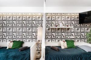 um quarto com 2 camas em frente a uma parede em Butique Apartman em Balatonlelle