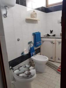 y baño con aseo y lavamanos. en Casa vacanze Antonella, en Oristano