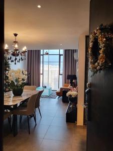 una sala da pranzo e un soggiorno con tavolo da pranzo di Empire Damansara Designer Soho Karaoke & Netflix a Petaling Jaya
