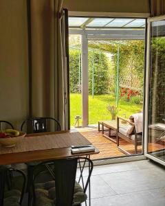 羅維尼的住宿－Kuća Aurora，餐桌,享有庭院的景色