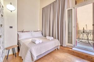 1 dormitorio con 1 cama con 2 toallas en Filomeli Estate en La Canea