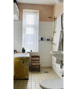 コペンハーゲンにあるApartmentInCopenhagen Apartment 1028のバスルーム(洗面台、トイレ付)、窓が備わります。