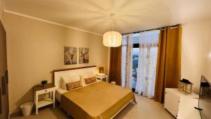 Postel nebo postele na pokoji v ubytování Swan Lake North Coast Luxurious Chalet with Garden + 20 fotografií