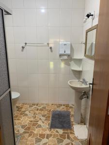 a bathroom with a sink and a toilet at Casa da Inês exclusiva para 01 ou 02 casais ou família in Monte Verde +29 photos