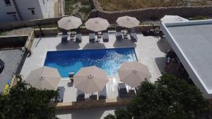 una vista aérea de una piscina con sombrillas en Villa Lana - Family only, en Kustići