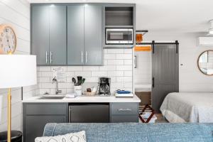 cocina con armarios grises, fregadero y cama en Chimney Corners Resort, en Frankfort