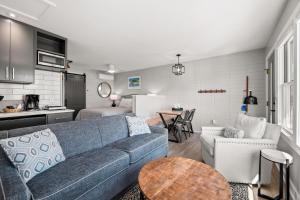 sala de estar con sofá azul y mesa en Chimney Corners Resort, en Frankfort