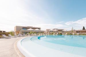 Бассейн в White Shell Beach Villas или поблизости