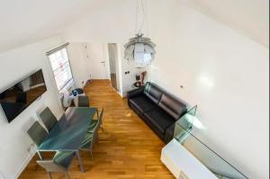 Beautiful 1 Bedroom penthouse Flat في لندن: غرفة معيشة مع أريكة وطاولة
