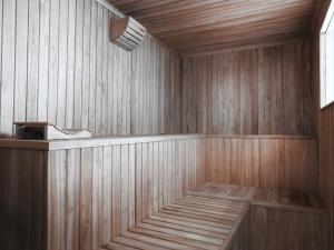 a sauna with wooden walls and a wooden floor at Cabañas Kurumamell in Sierra de los Padres