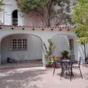 a patio with a table and chairs in front of a building at Da Tea in San Teodoro