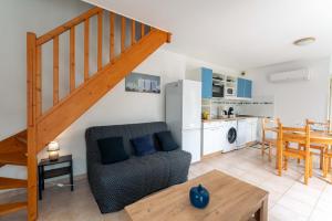 een woonkamer met een bank en een tafel bij Maison avec jardin et Piscine in Vaison-la-Romaine