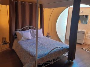 a bedroom with a bed with a canopy at Bolhas da Montanha in Ribas