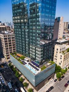 una vista aérea de una ciudad con edificios altos en The Dominick Hotel en Nueva York