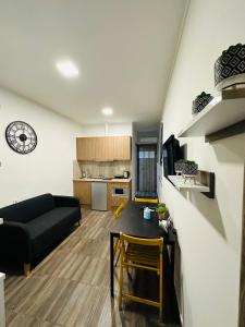 salon z kanapą i stołem w obiekcie Kris boy w Atenach