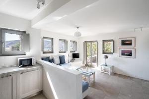 Uma TV ou centro de entretenimento em Ammoa Beach Residences