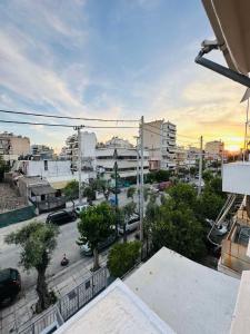 uma vista para uma cidade com edifícios e uma rua em Kris boy em Atenas