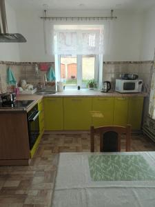 Kitchen o kitchenette sa Dzīvoklis Tukuma centrā