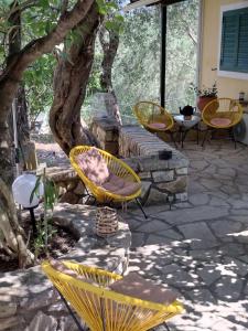 un niño sentado en una silla en un patio en CASA NONNA Traditional guest house, en Oziás