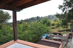 - une vue sur la piscine depuis la terrasse couverte d'une maison dans l'établissement Oasis Hill Icod de los Vinos, à Icod de los Vinos