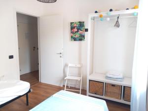 um quarto com uma cama, uma cadeira e um espelho em Domus Maris Pineto em Pineto