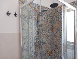 eine Dusche mit Glastür im Bad in der Unterkunft Domus Maris Pineto in Pineto