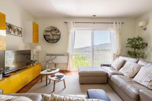Posezení v ubytování Villa Flamenca, comoda con piscina privada, barbacoa by AndaraHolidays