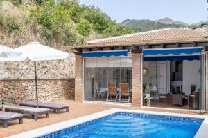 een villa met een zwembad en een patio bij Villa Flamenca, comoda con piscina privada, barbacoa carril asfaltado by CostaDelSolEscapes in Canillas de Albaida