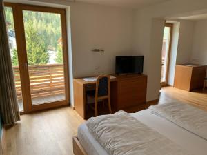 Postel nebo postele na pokoji v ubytování Hotel Alpenhof + 12 fotografií