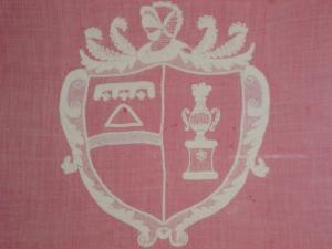 un dibujo de un escudo con un trofeo. en Casale La Fornace, en Costacciaro