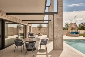 Πισίνα στο ή κοντά στο Falkensteiner Luxury Villas Punta Skala