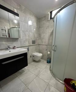 a bathroom with a sink and a toilet and a shower at بورصة شقة مريحة Bursa Nilufer مَنْظَرٌ جَمِيلٌ in Nilüfer