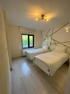 a bedroom with two beds and a window at بورصة شقة مريحة Bursa Nilufer مَنْظَرٌ جَمِيلٌ in Nilüfer