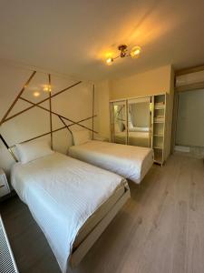 Nilüfer的住宿－بورصة شقة مريحة Bursa Nilufer مَنْظَرٌ جَمِيلٌ，配有白色床单的客房内的两张床