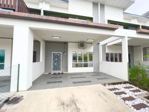 Biały dom z drzwiami i dziedzińcem w obiekcie De Qasturee KLIA@Kota Warisan homestay nearest to airport w mieście Kampong Besut