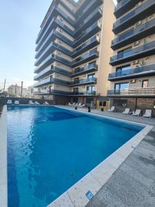 una piscina di fronte a due edifici alti di ELLA by Complex Almar Luxury a Mamaia Nord - Năvodari