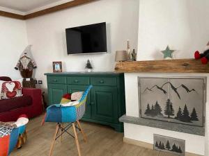 salon z kominkiem i telewizorem w obiekcie Appartamento Gnomo Livigno w Livigno