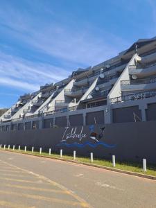 ein großes Gebäude mit einem Wandgemälde an der Seite in der Unterkunft 17 Isikhulu in Umdloti