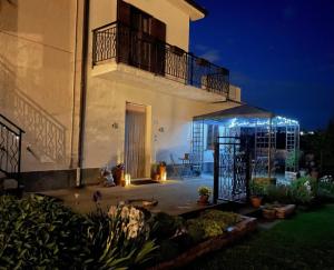 een huis met een balkon en een patio in de nacht bij Casa Belfi in Castilenti