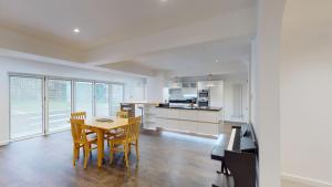 a kitchen and dining room with a table and chairs at Woodlands in Charlbury